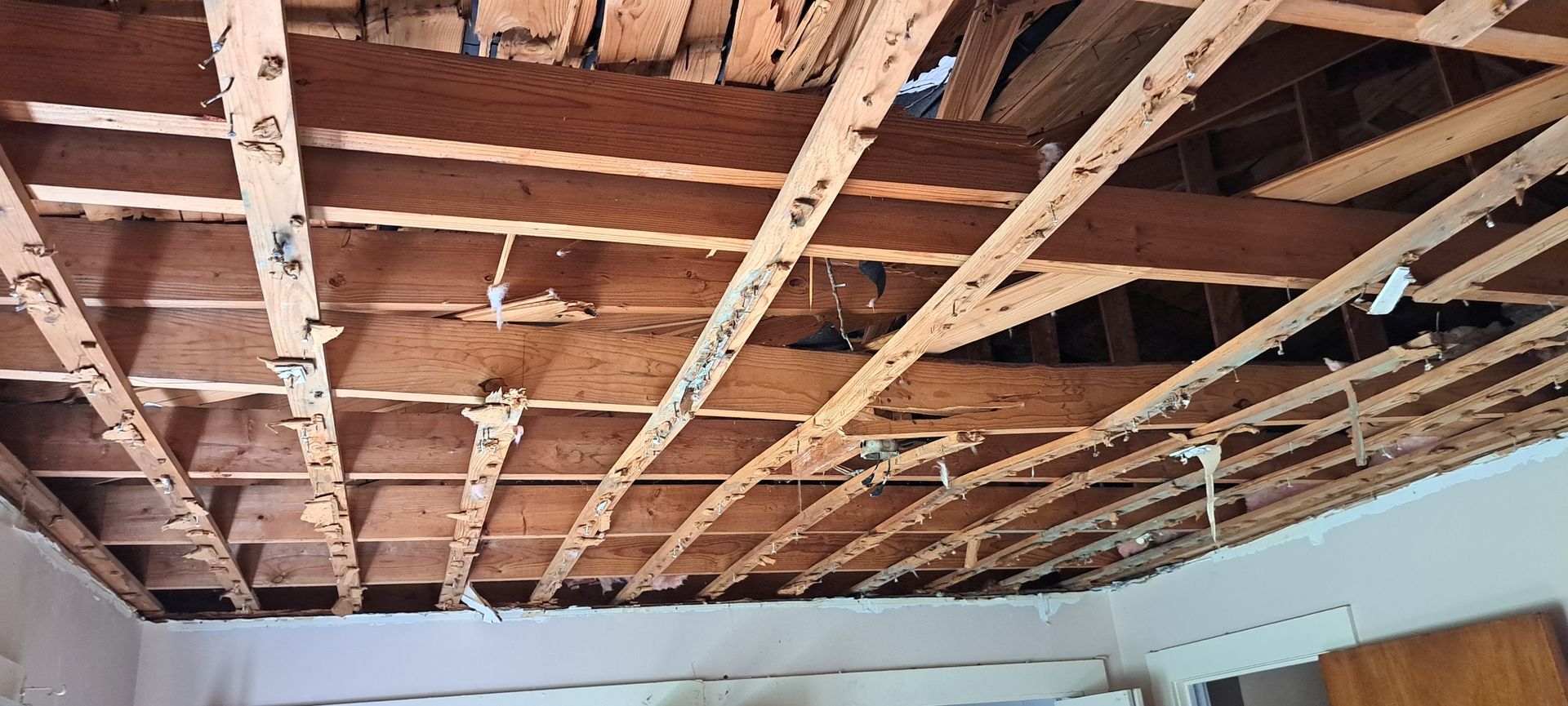 The ceiling of a room with a lot of wooden beams.