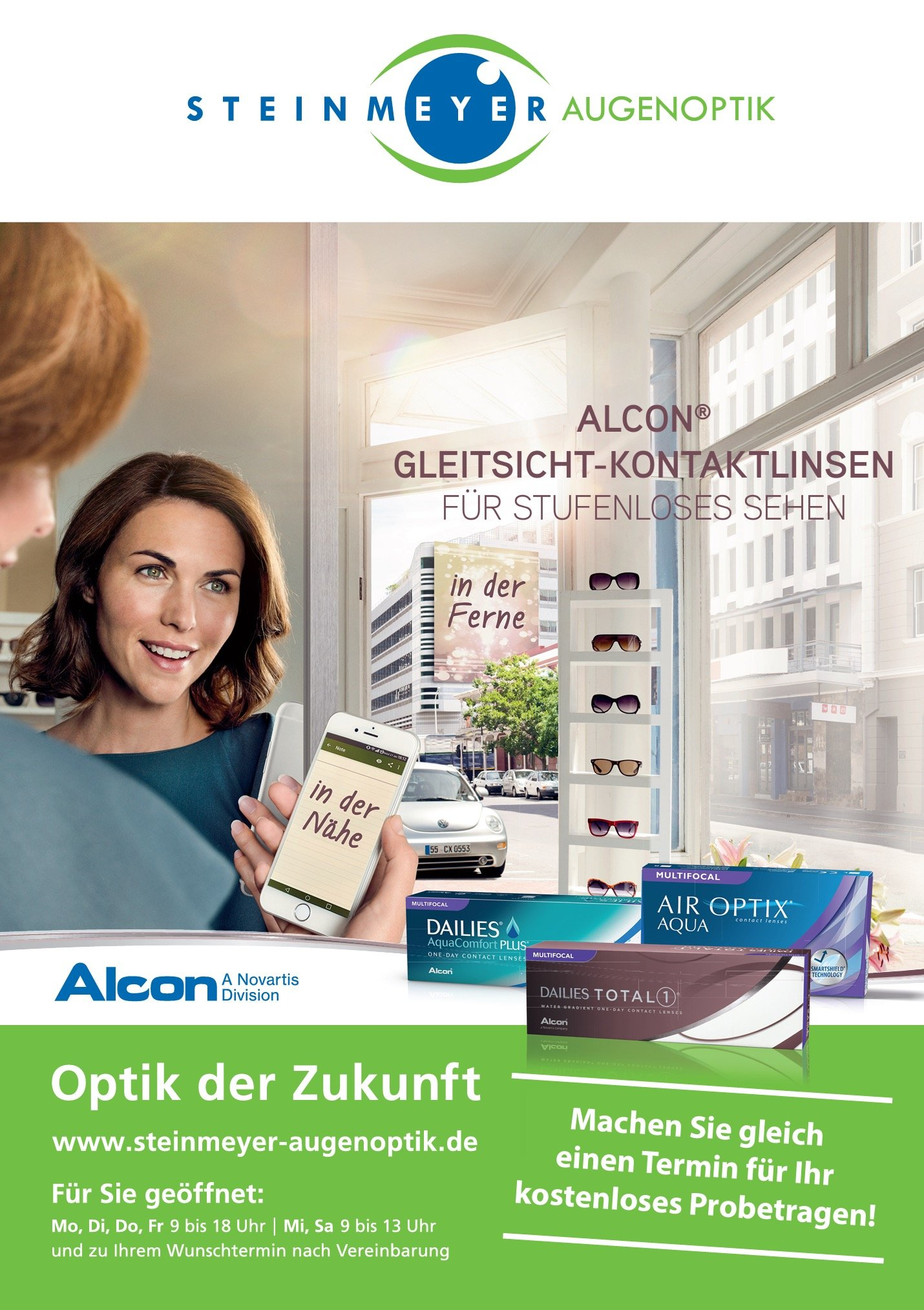 Eine Frau hält ein Mobiltelefon vor einem Spiegel.