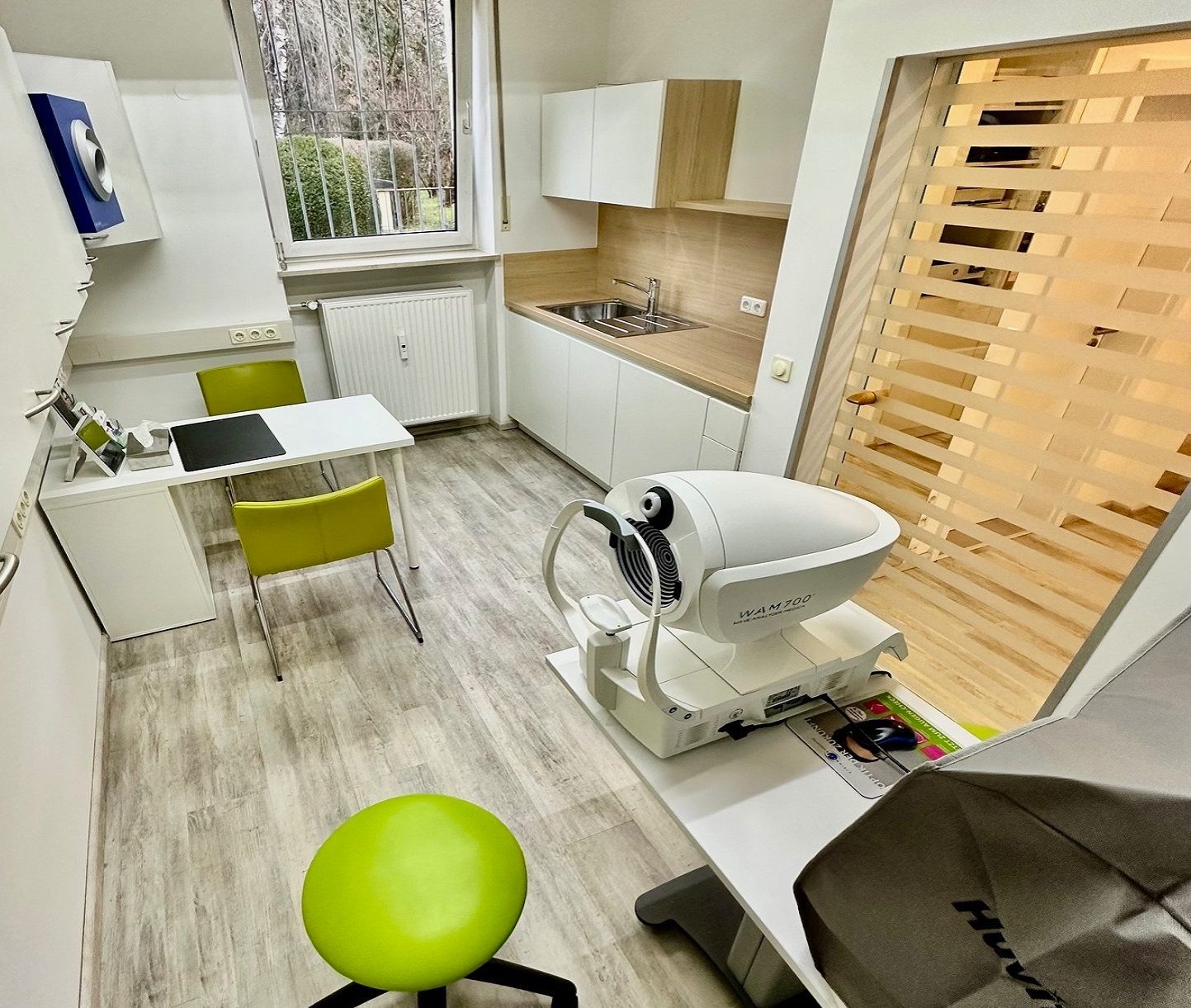 Eine Zahnarztpraxis mit einem grünen Hocker und einem weißen Stuhl