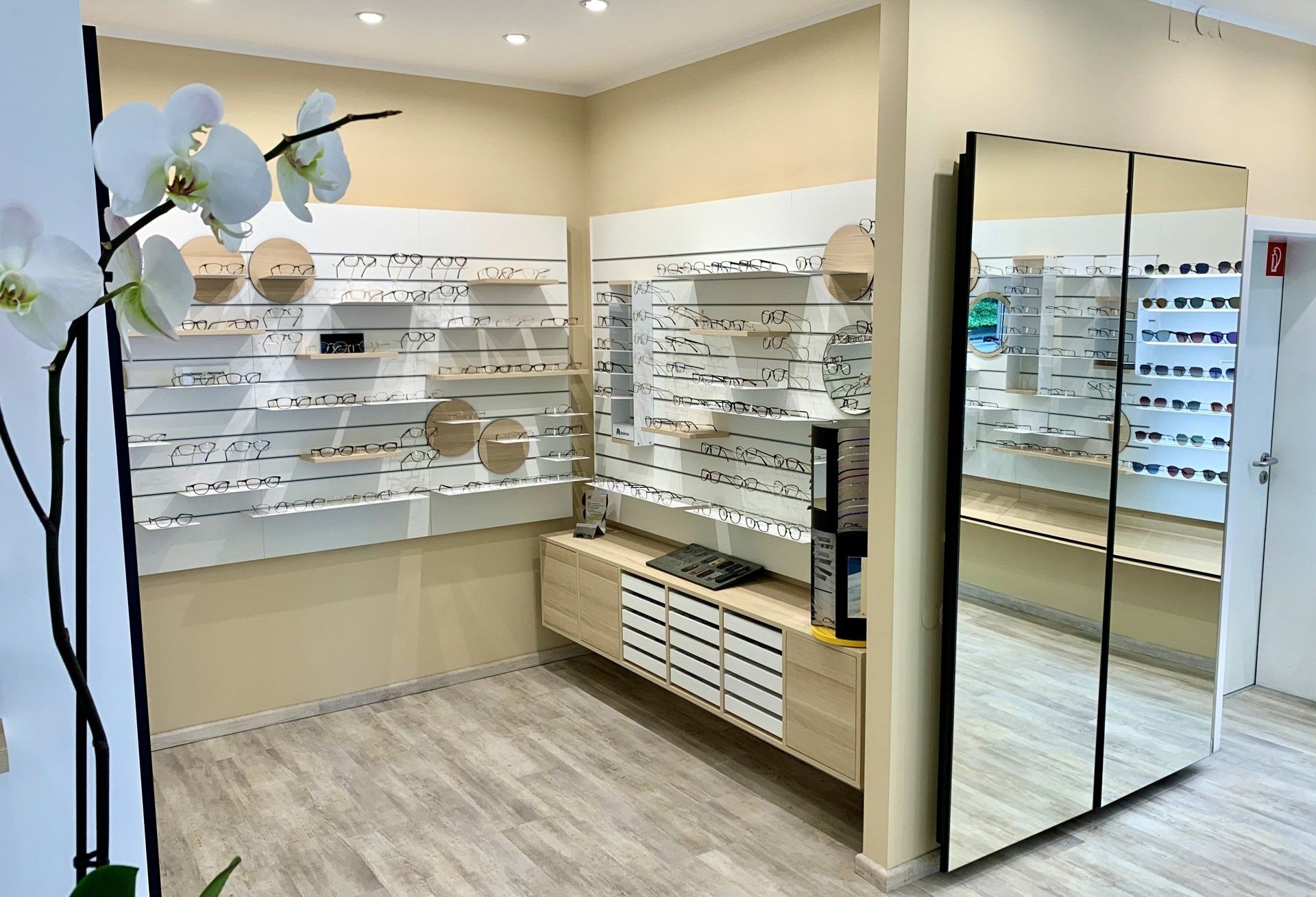 Ein Raum mit vielen Gläsern an der Wand und einem Spiegel.