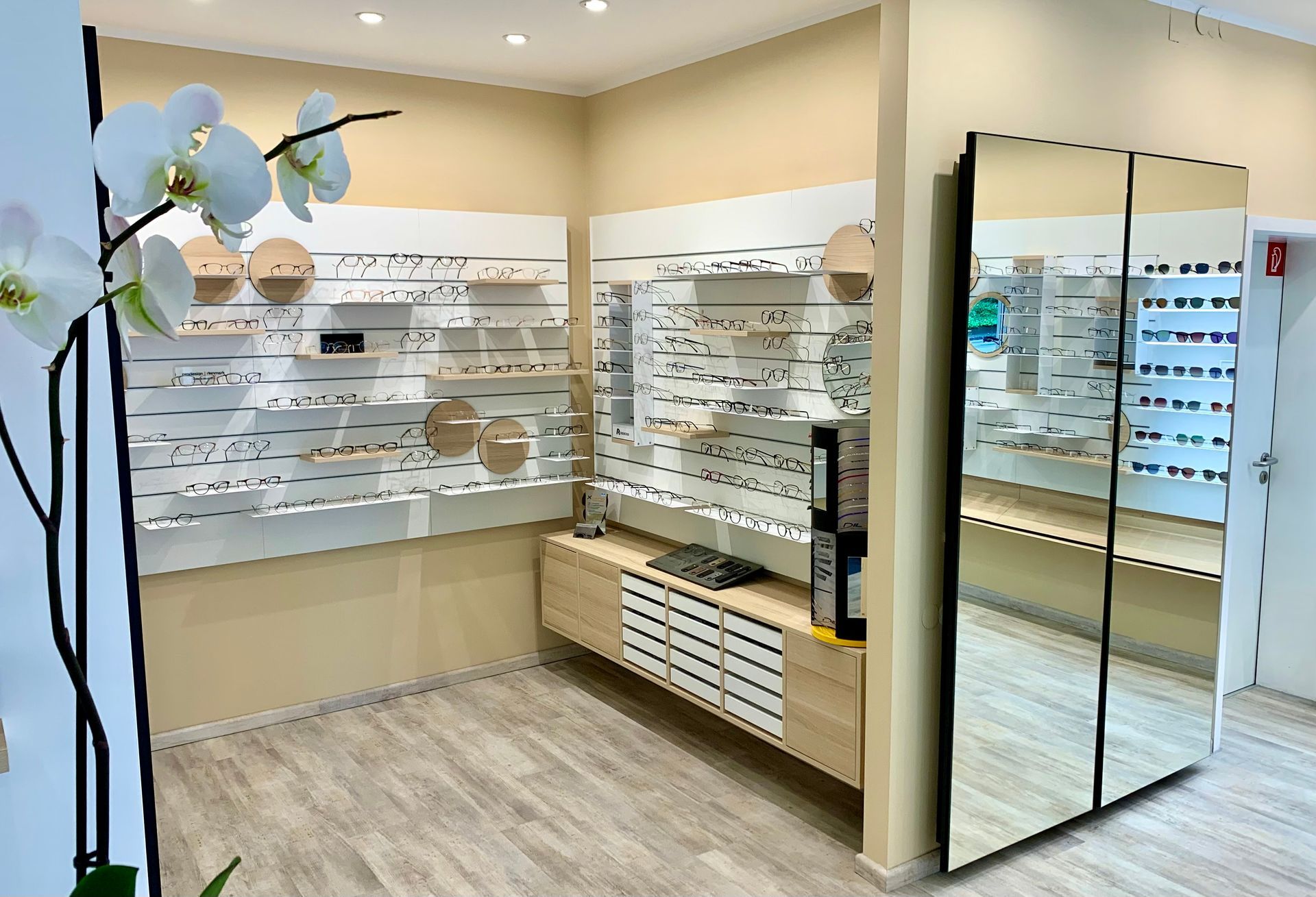 Ein Raum mit vielen Regalen und einem Spiegel.