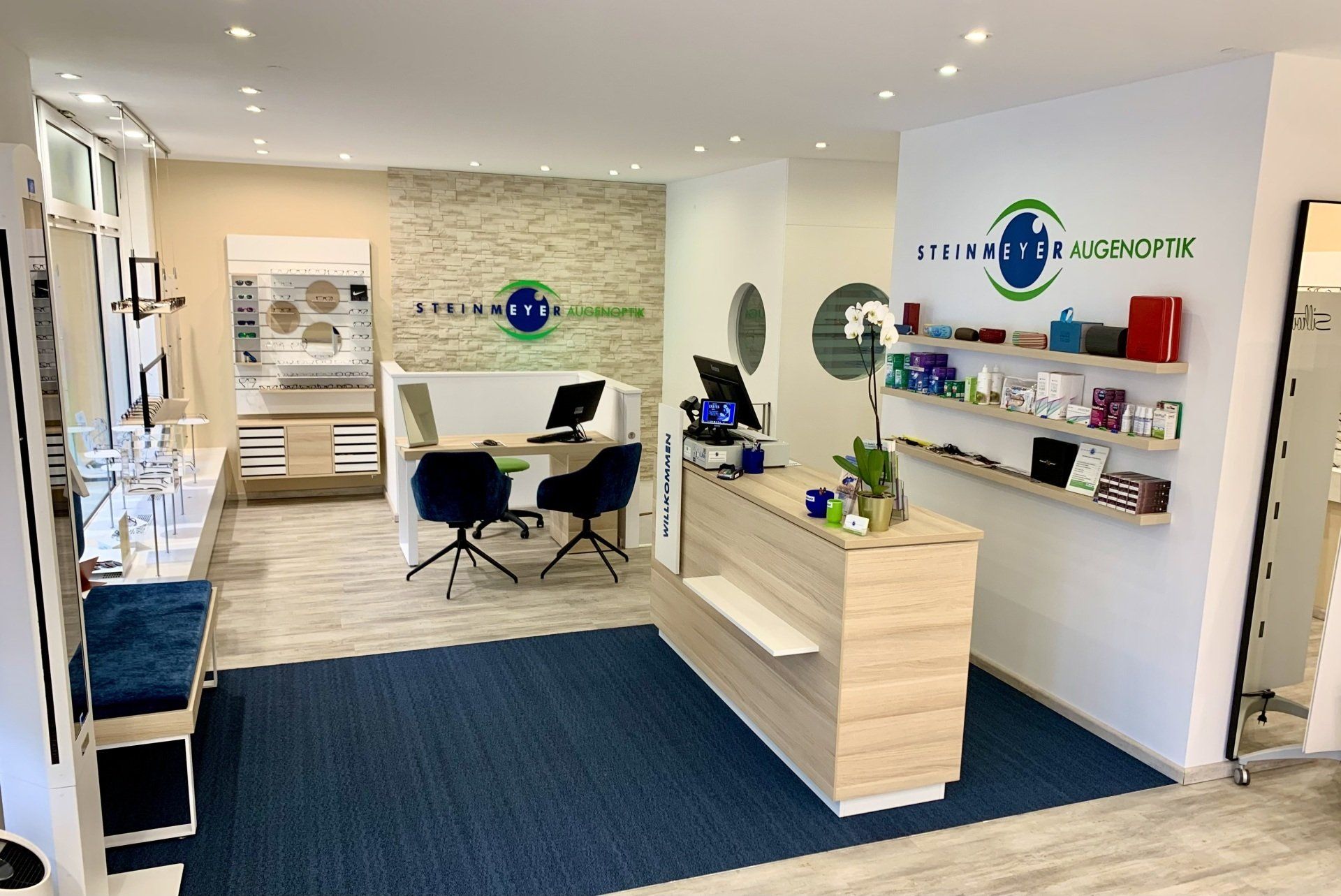 Ein großer Raum mit einem Schreibtisch und Stühlen darin.