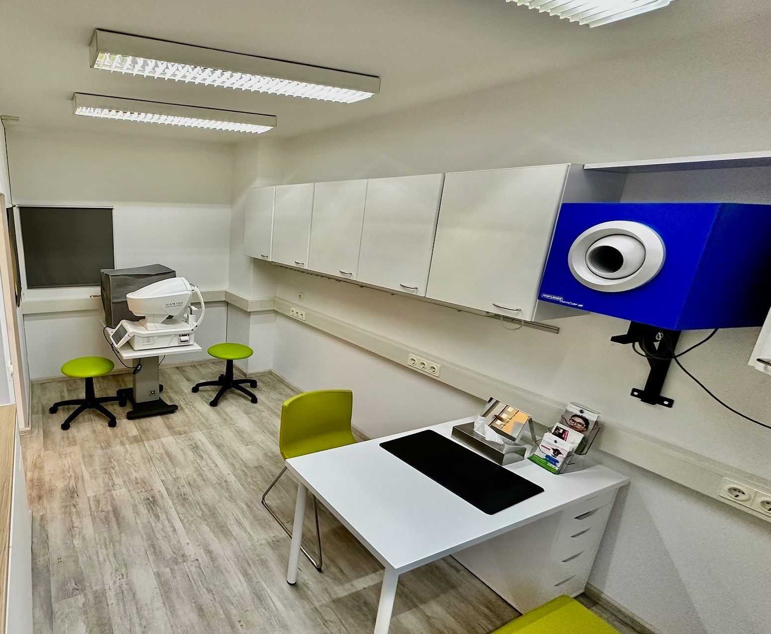 Ein Raum mit einem Tisch und Stühlen und einer blauen Kiste an der Wand