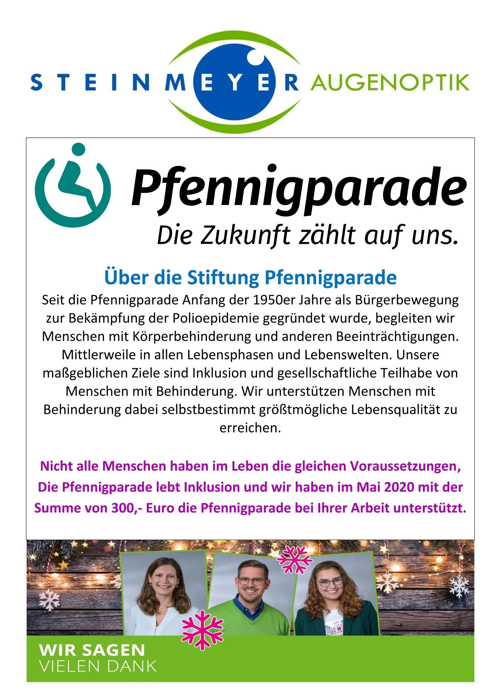 Eine Gruppe von Menschen steht nebeneinander vor einem Schild mit der Aufschrift „Pfannigparade“.