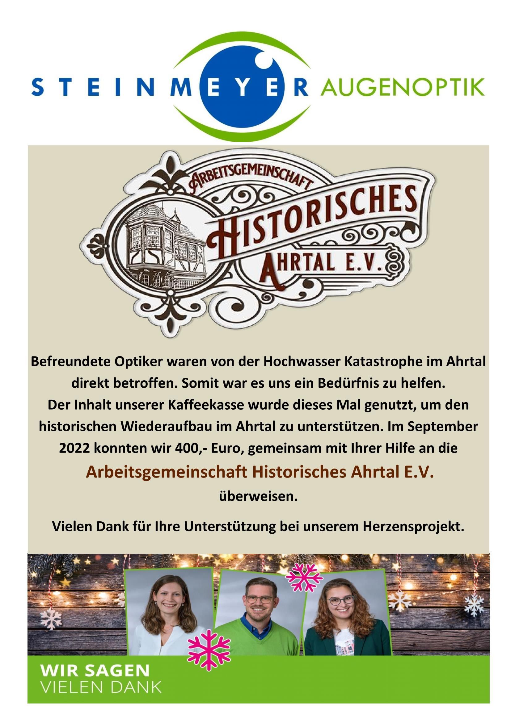 Auf einem Plakat von Steinmeyer Augenoptik ist eine Gruppe nebeneinander stehender Menschen zu sehen.