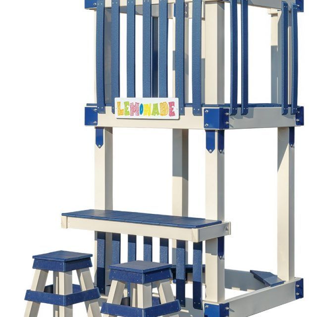 Un puesto de limonada azul y blanco con dos taburetes