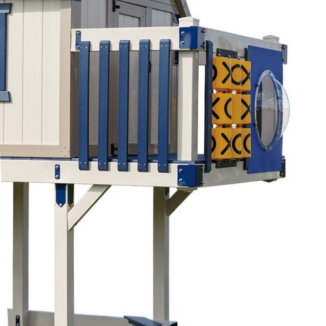 Una casa de juegos azul y blanca con un letrero amarillo que dice x