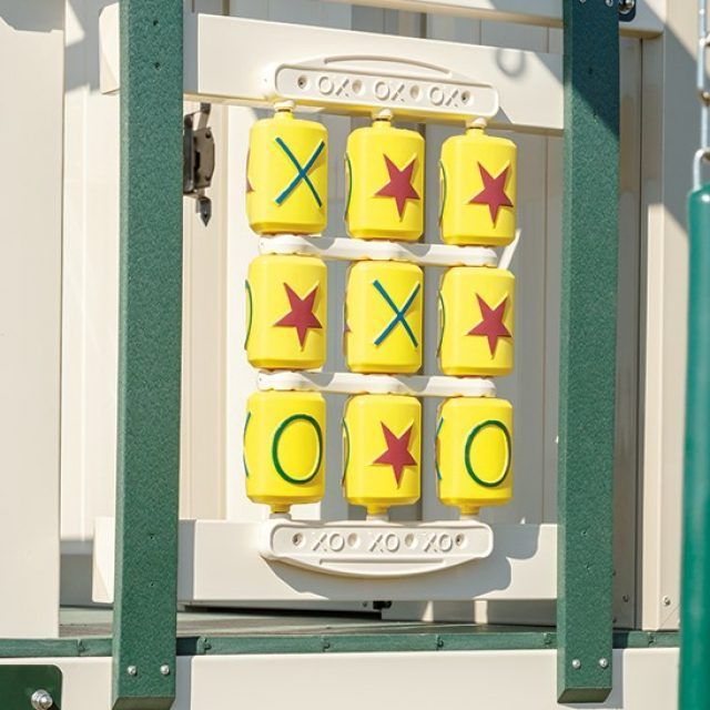 Un parque infantil con latas amarillas con estrellas rojas