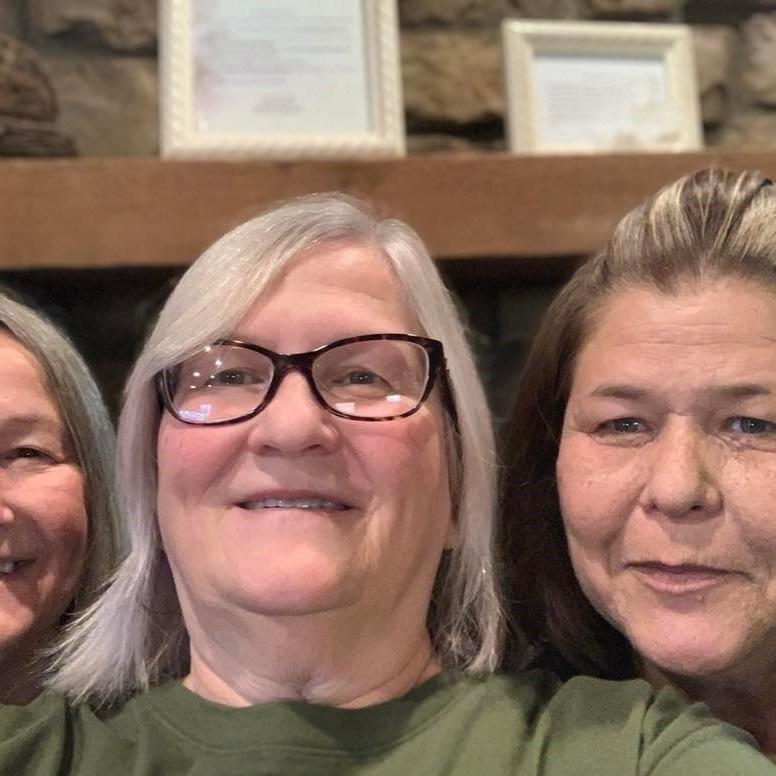 Tres mujeres con gafas posan juntas para una foto