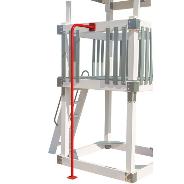 Una torre de salvavidas con un tubo rojo adjunto