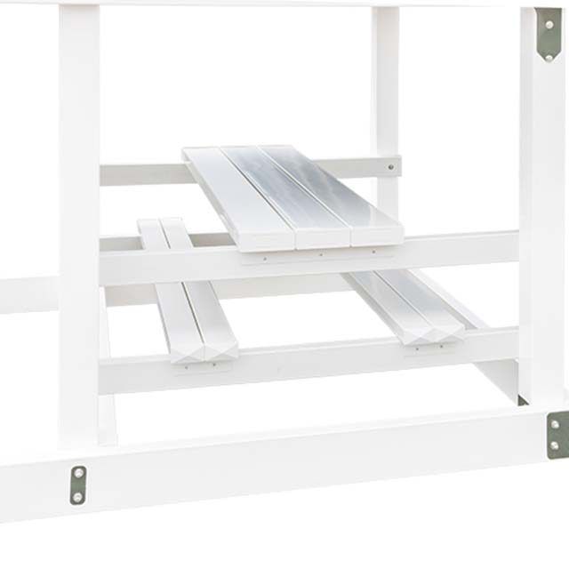 Una mesa de picnic blanca con dos bancos adjuntos