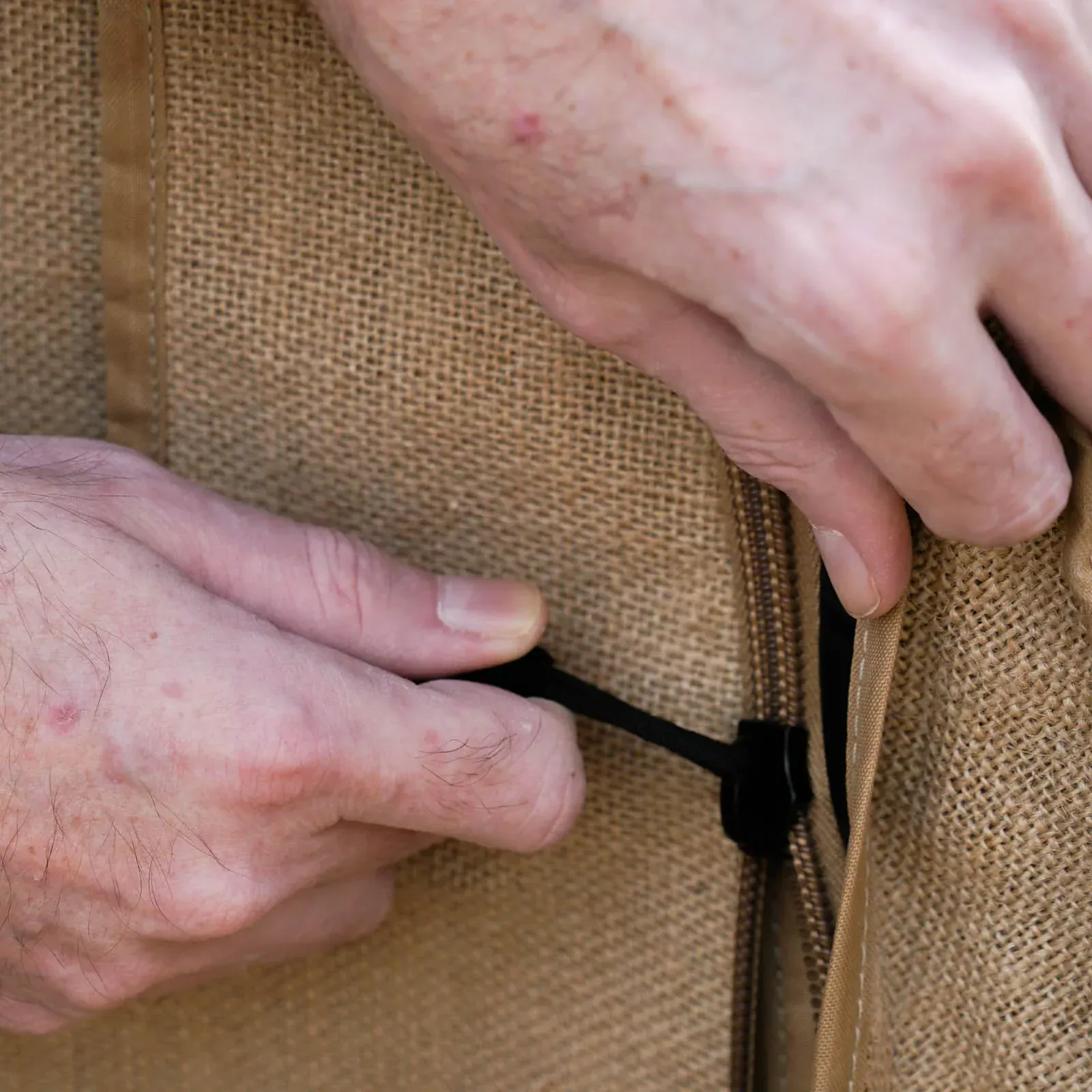 Un primer plano de las manos de una persona sobre un trozo de tela