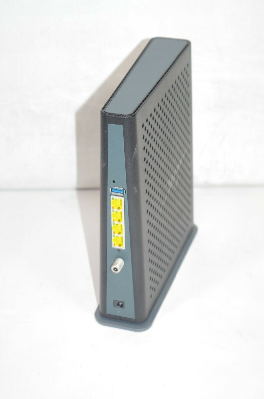 Back of Arris DG2460 modem