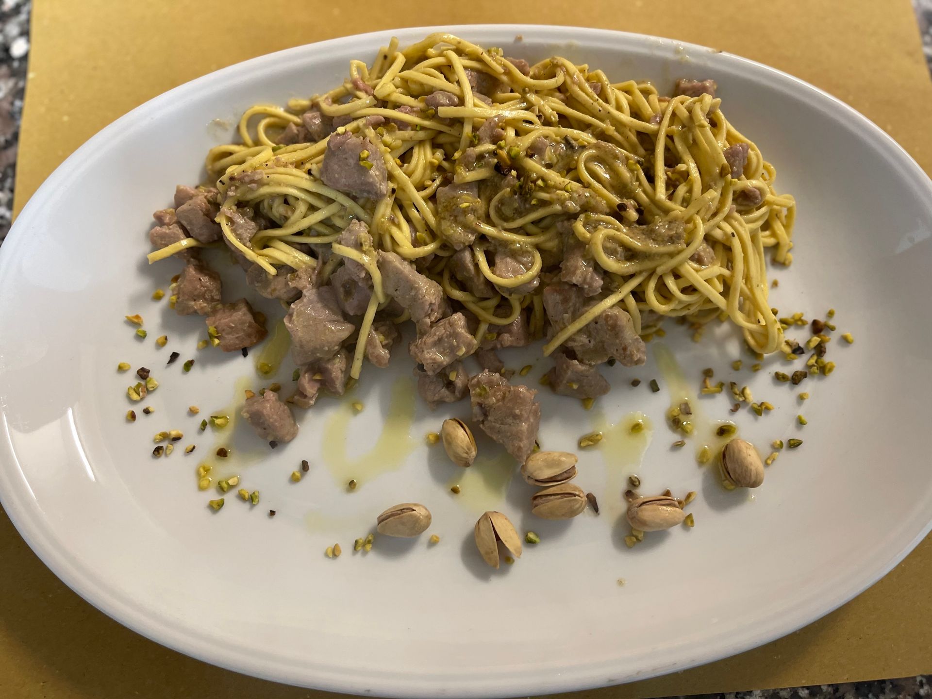 spaghetti carne e pistacchio