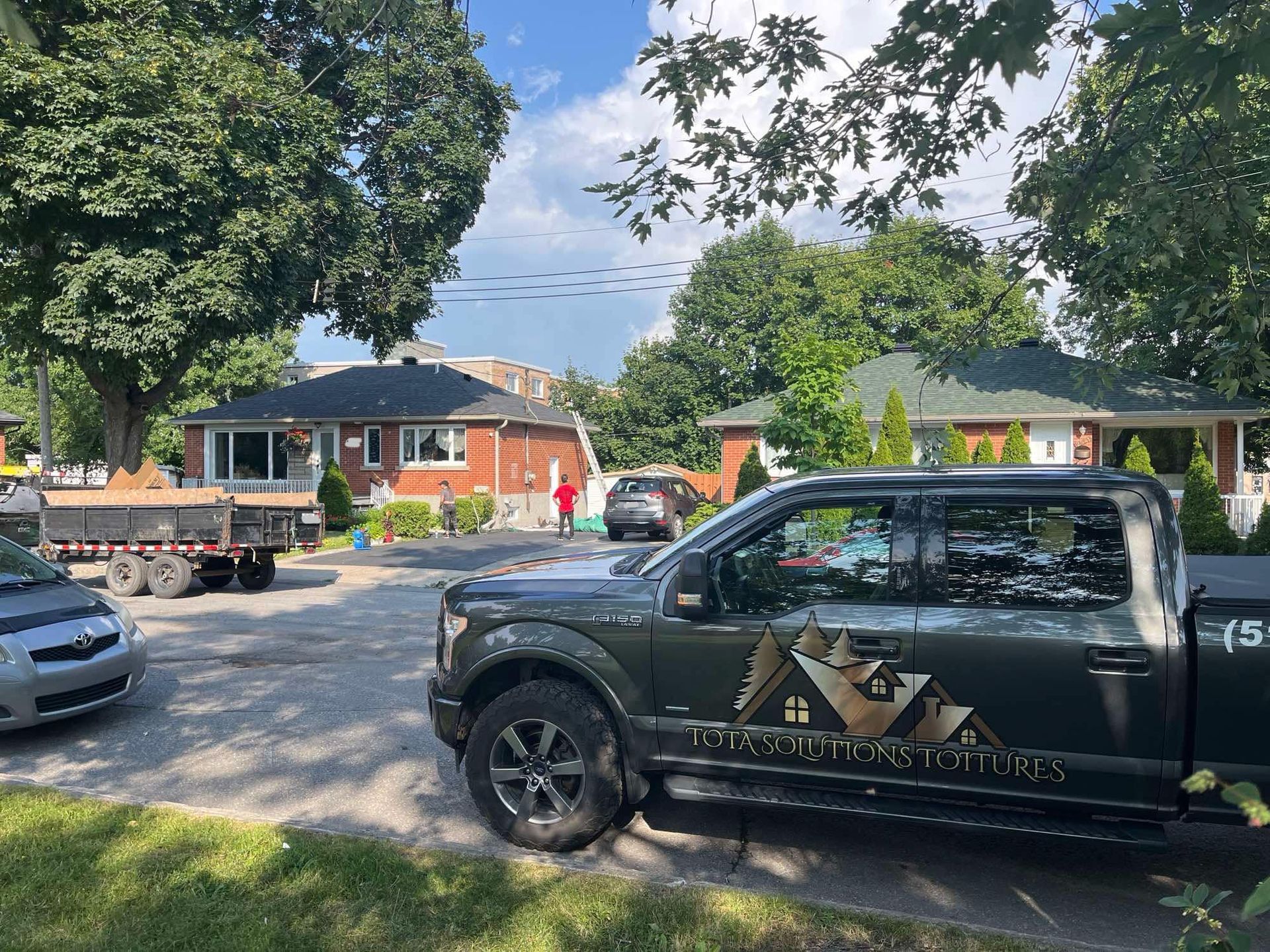 Un camion est garé dans une allée devant une maison.