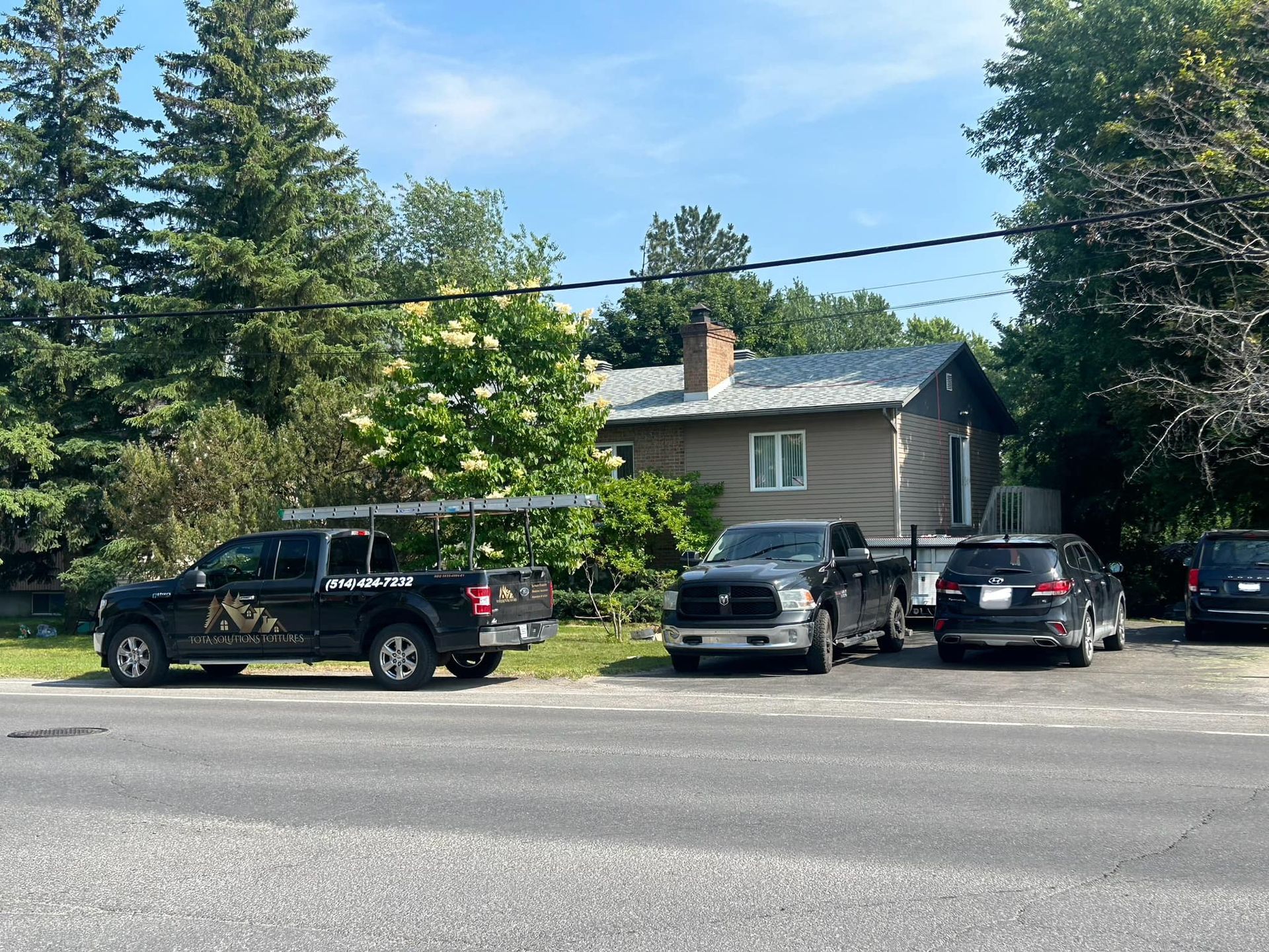 Une rangée de camions est garée devant une maison