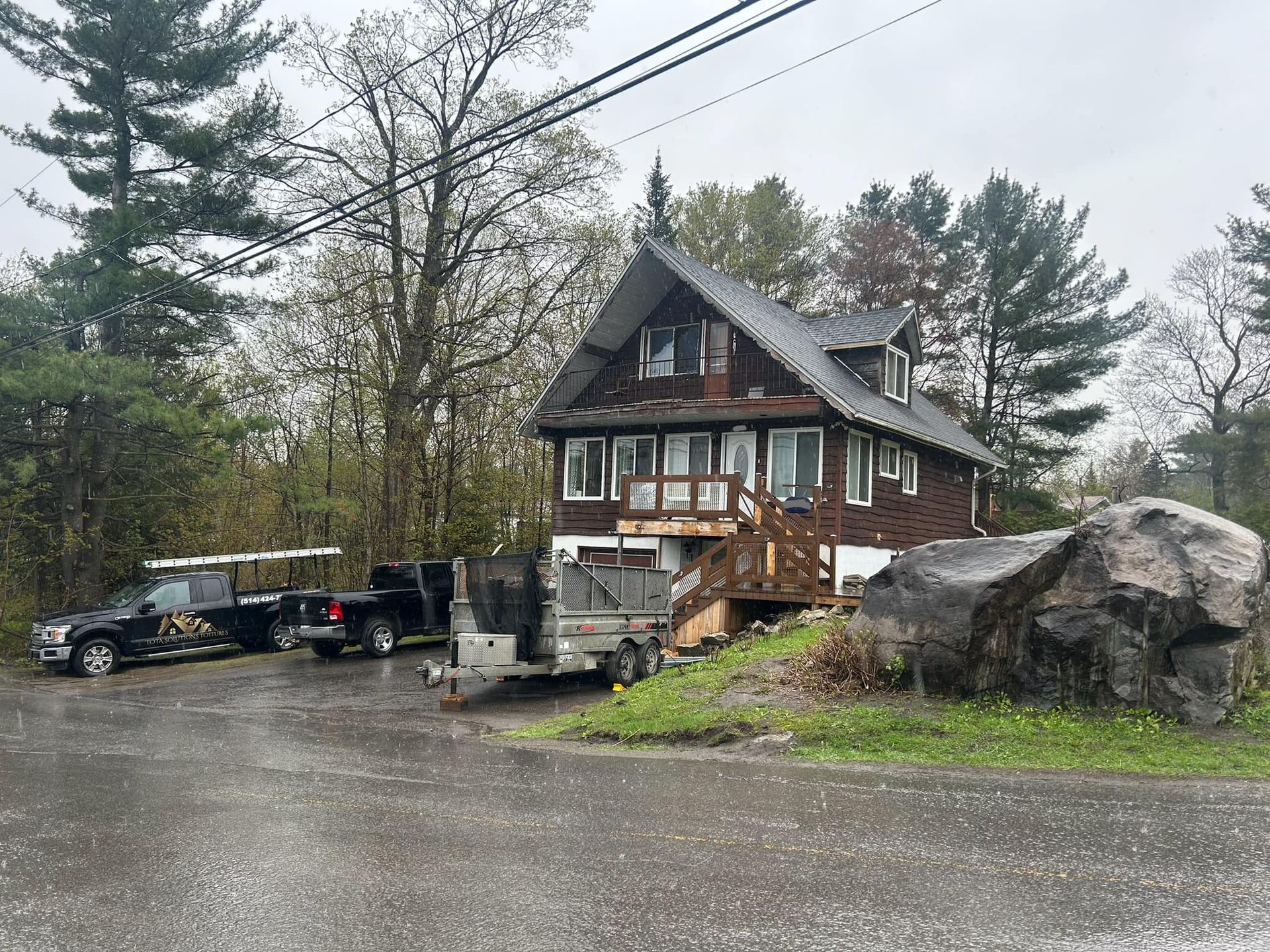 Une grande maison avec une caravane garée devant.