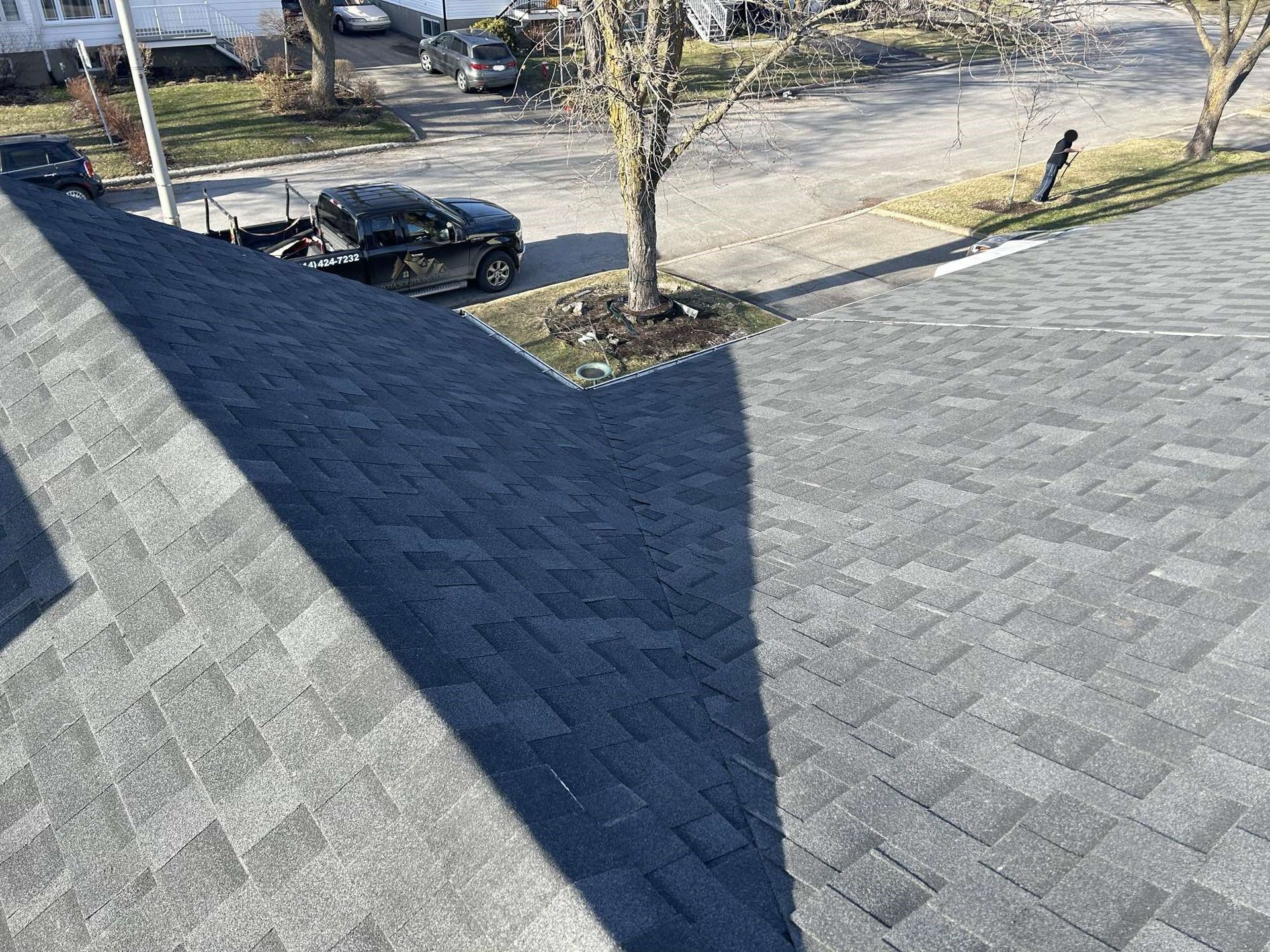 Une voiture est garée sur le bord de la route à côté d'un toit.