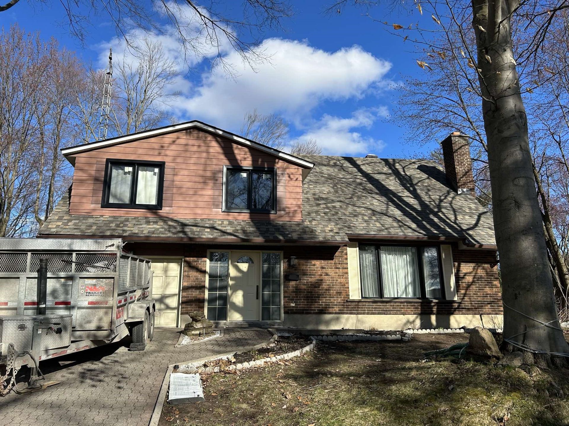 Une maison en briques avec un toit en cours de rénovation.