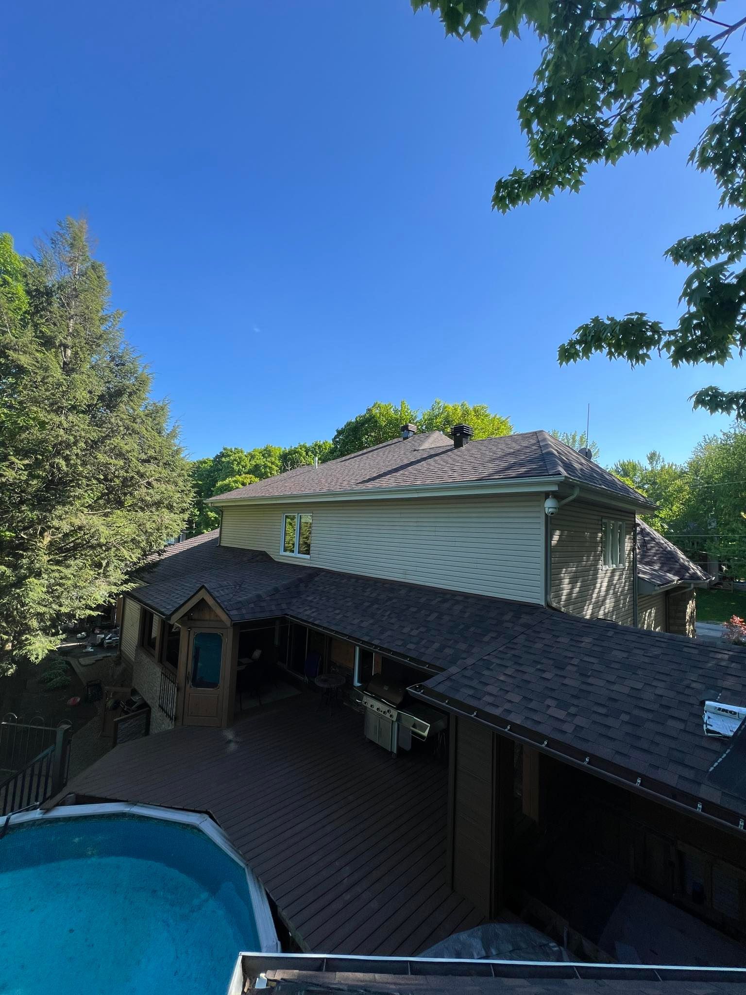 Une grande maison avec une piscine devant