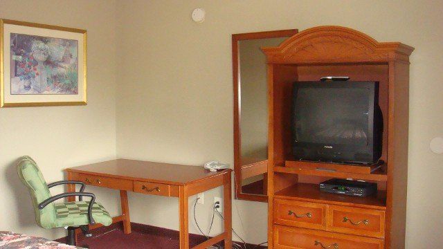 Bedroom with TV — Local Motel in Edison, NJ