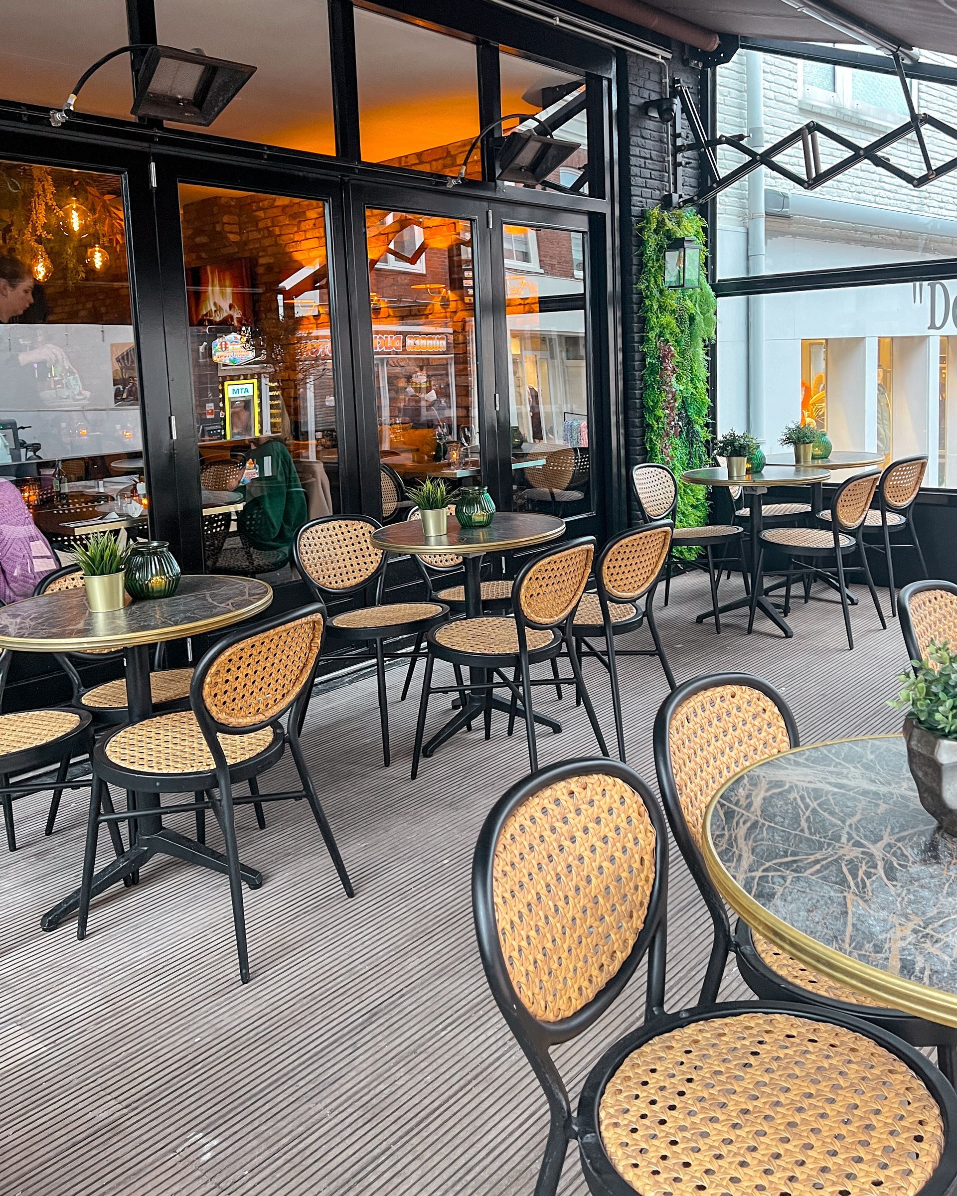 Een restaurant met tafels en stoelen erbuiten.