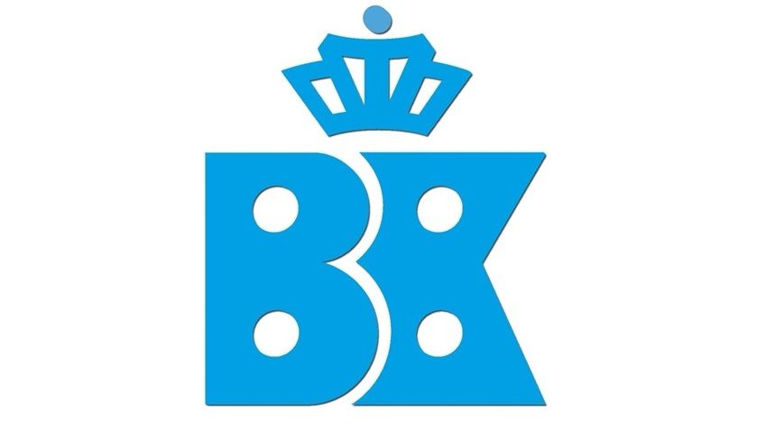 Een blauw logo met een kroon erboven.