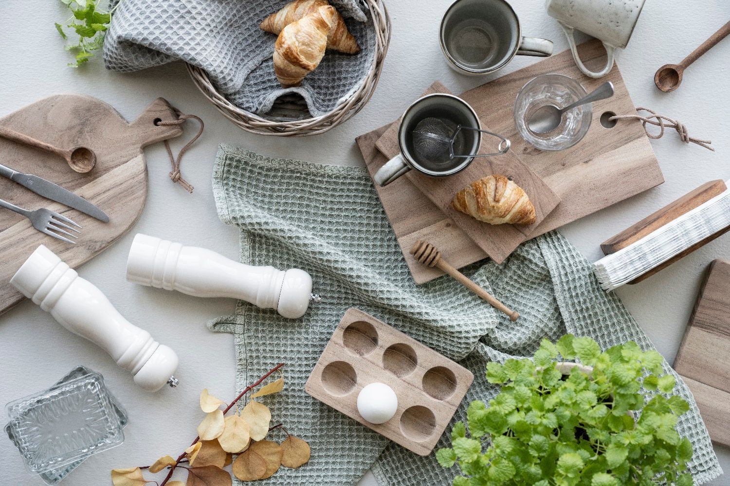 Een tafel met handige keukenspullen