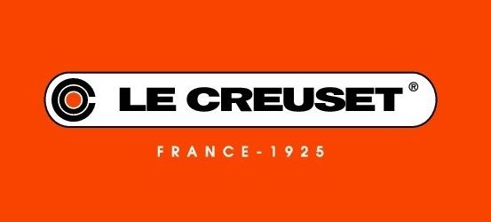 Het logo van Le Creuset staat op een oranje achtergrond.