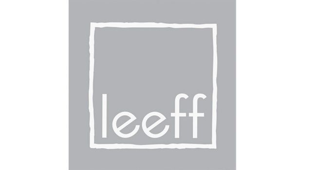 Een wit logo met het woord leeff in een vierkant op een grijze achtergrond.