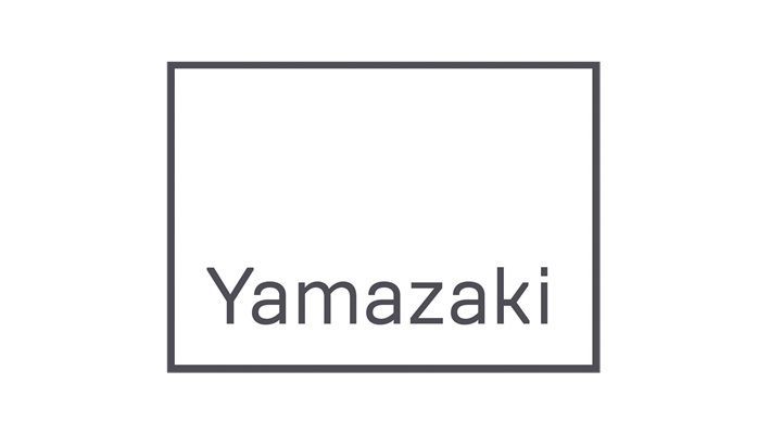 Een wit vierkant met daarin het woord yamazaki geschreven.