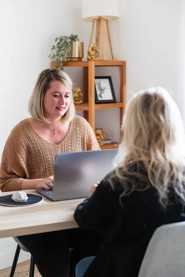 Victoria Dorange, accompagnante en bilan de compétences, en consultation avec une cliente.