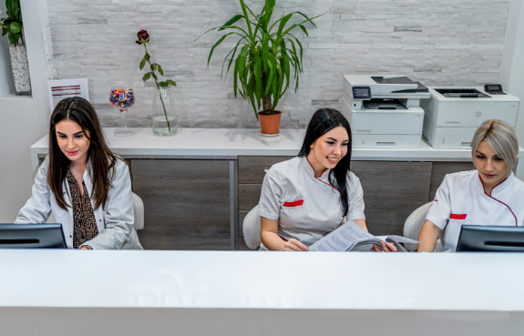 Mulheres na recepção de uma clínica de SST utilizando o Madu, melhor software SST para clínicas
