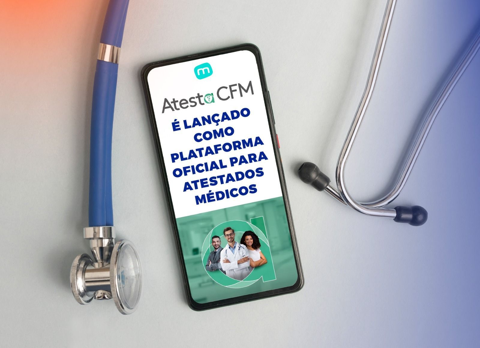 Estetoscópio e celular juntos em uma mesa, lançamento Atesta CFM