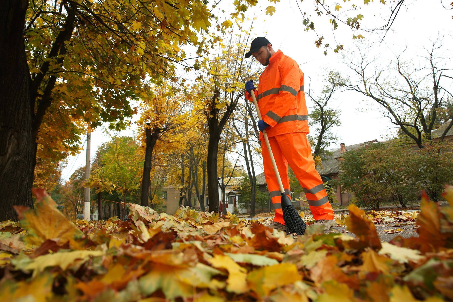 Gari faz limpeza urbana ao varrer folhas secas da rua, atendendo a nr-38