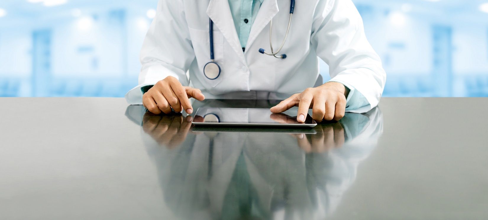 médico com jaleco branco usando um tablet para fazer sua publicidade médica