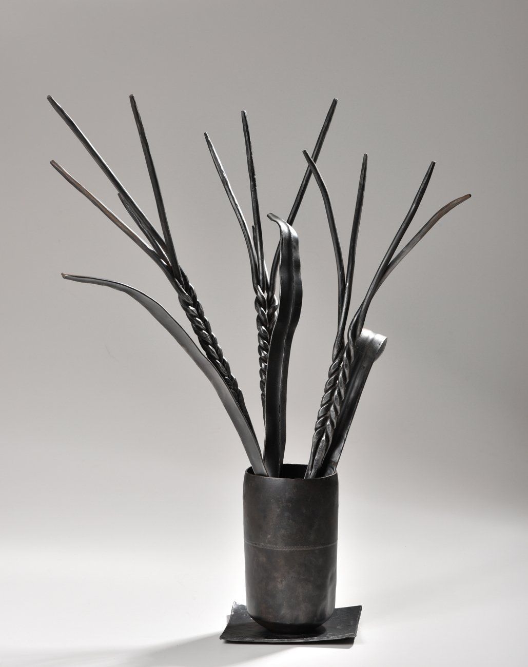 אגרטל שחור ובתוכו שיבולים