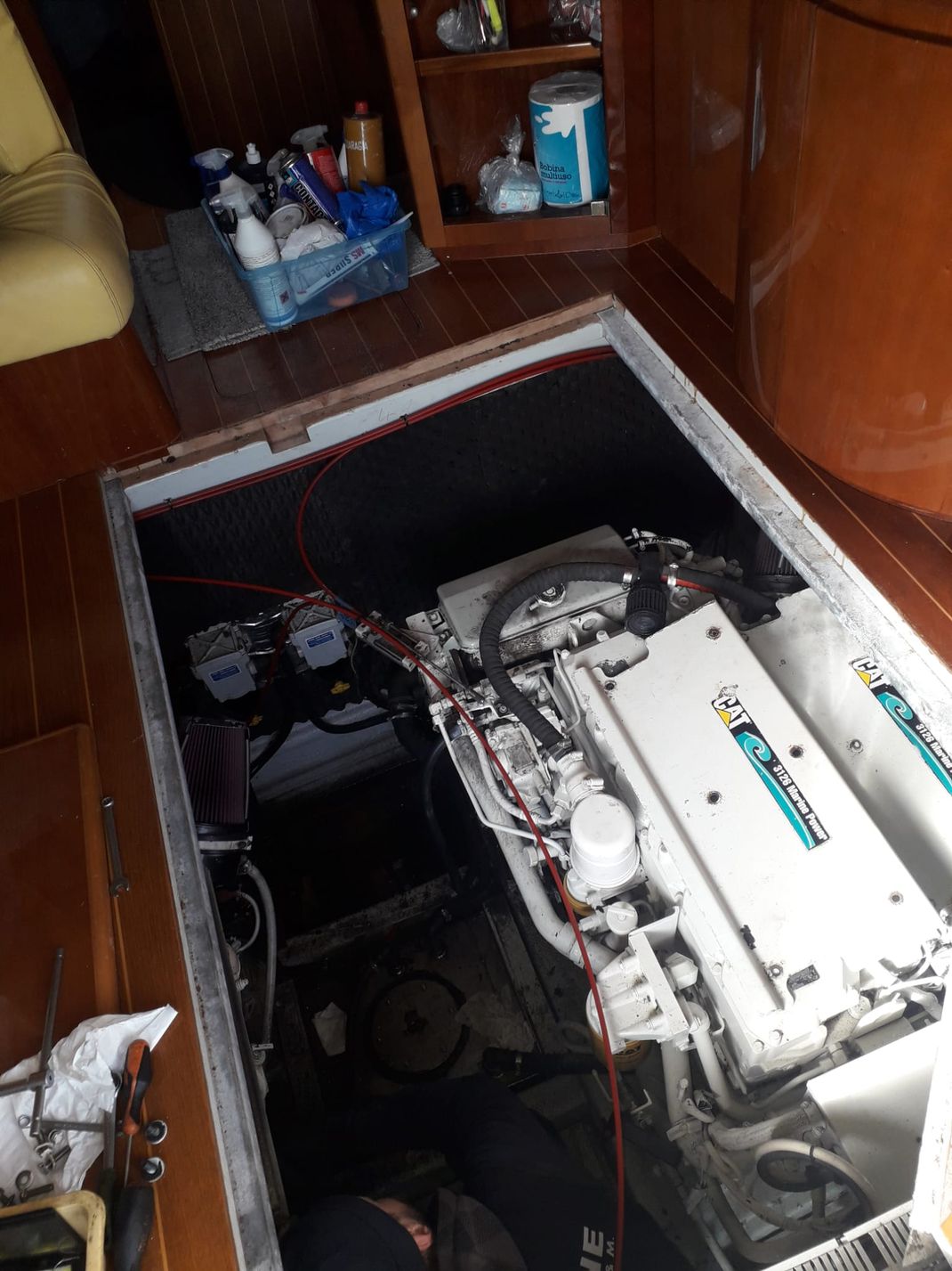 Interno autovettura rivestita in pelle granata