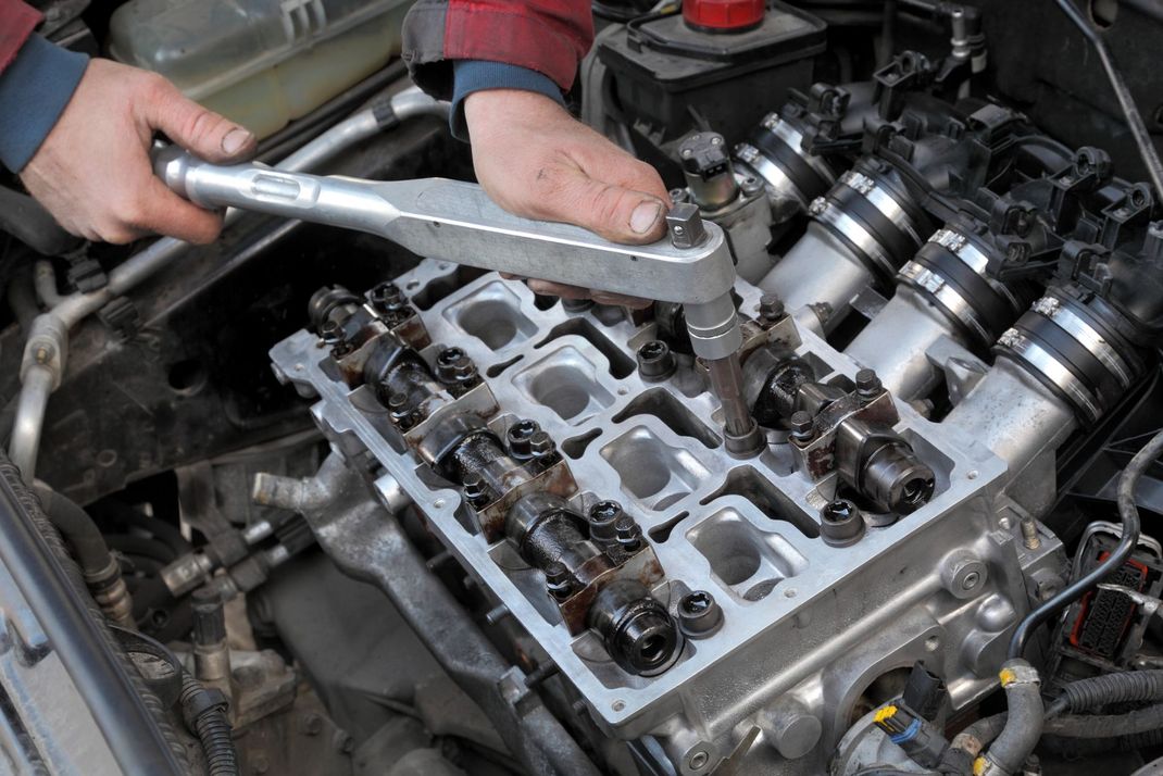 Interno autovettura rivestita in pelle granata