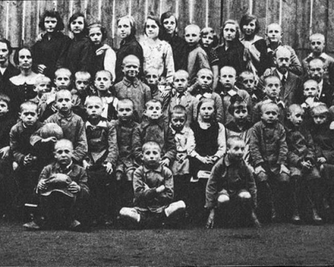 Staff and children of Nasz Dom (Our Home) Orphanage, run by Maryna Falska and Janusz Korczak in Pruszkow. Photo: Anonymous Unknown author, Public domain, via Wikimedia Commons. 