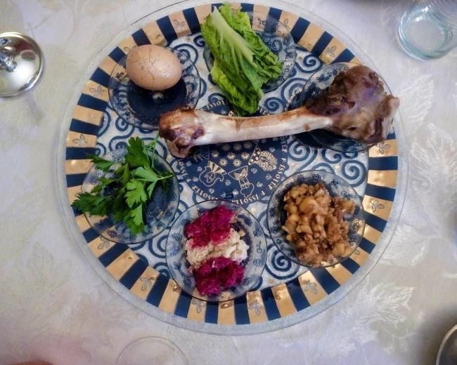 Passover seder plate by Rebecca Siegel via Flickr (cc)