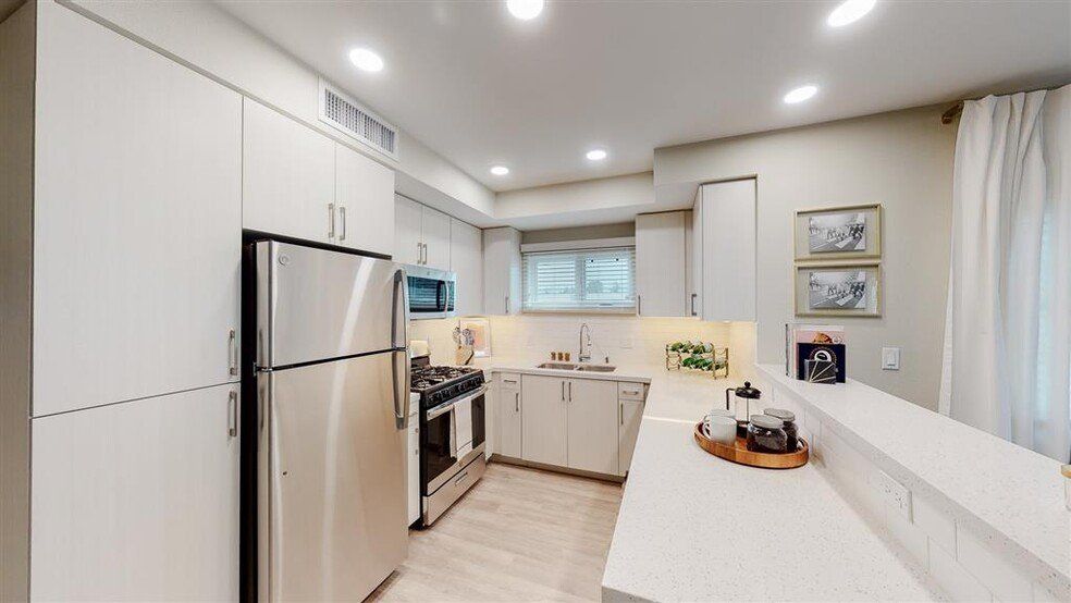 Apartment  kitchen at Chase Knolls Apartments