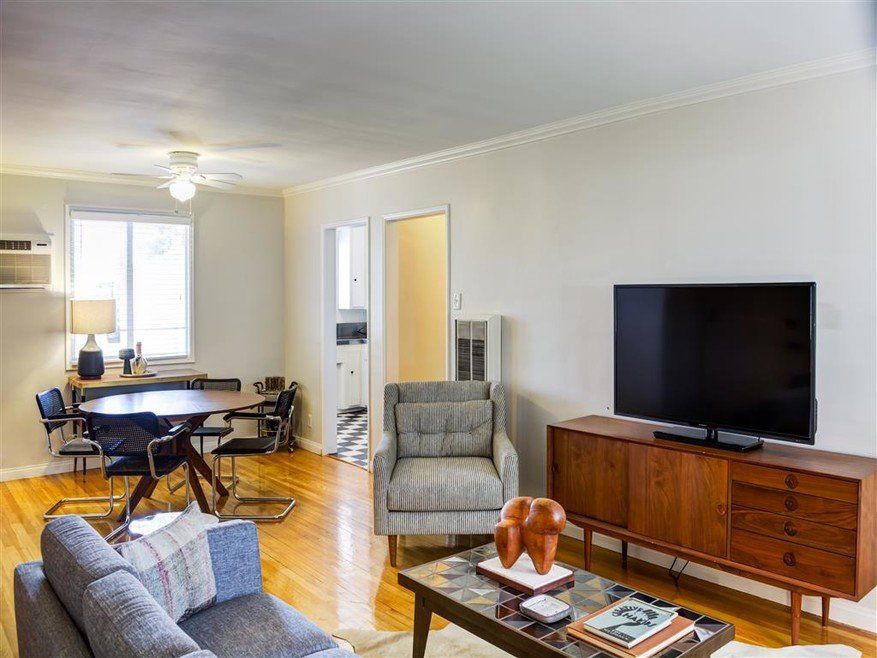 Living room  with tv and sofa at Chase Knolls Apartments