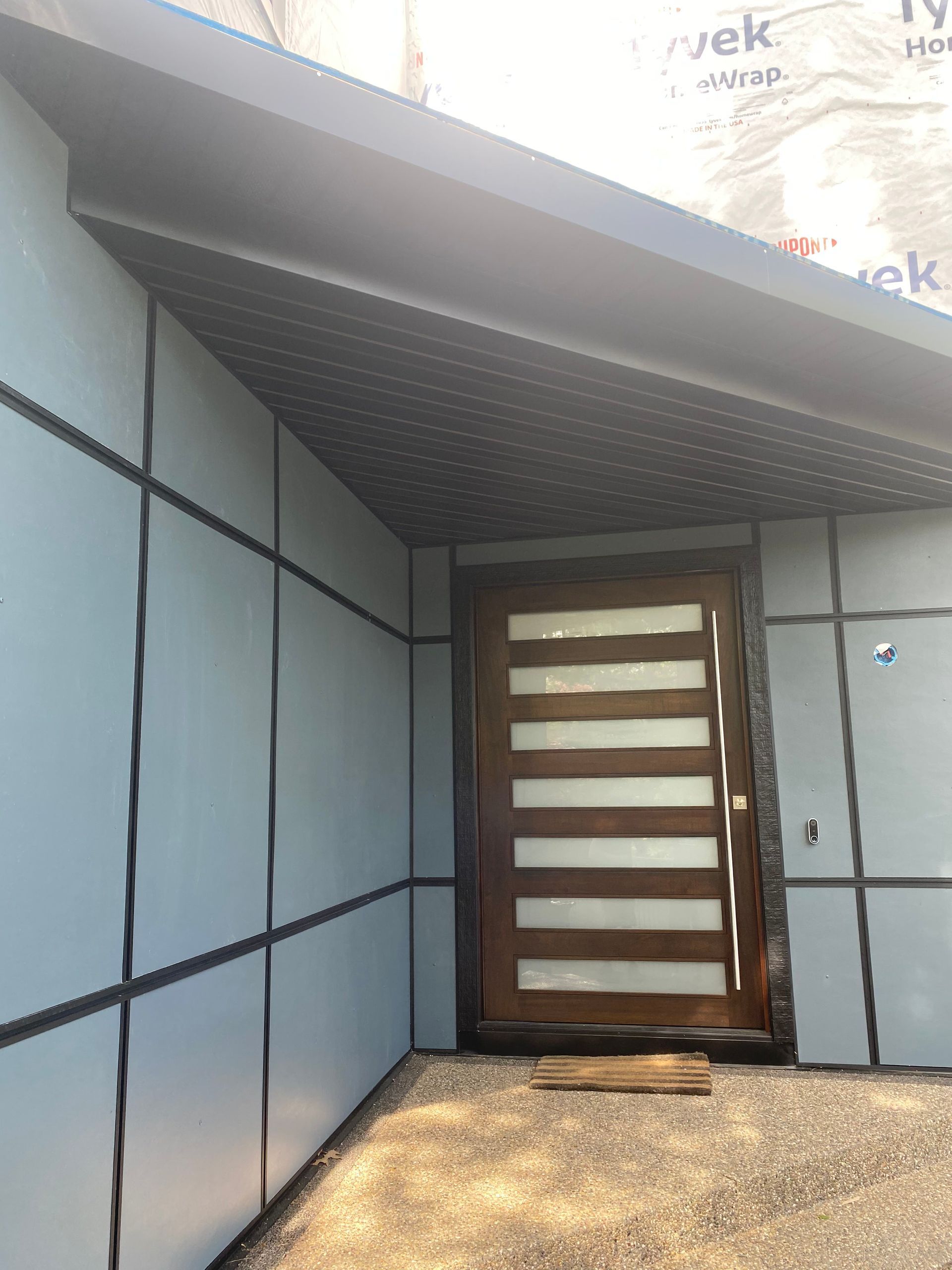 A building with a door and a roof that says jek on it