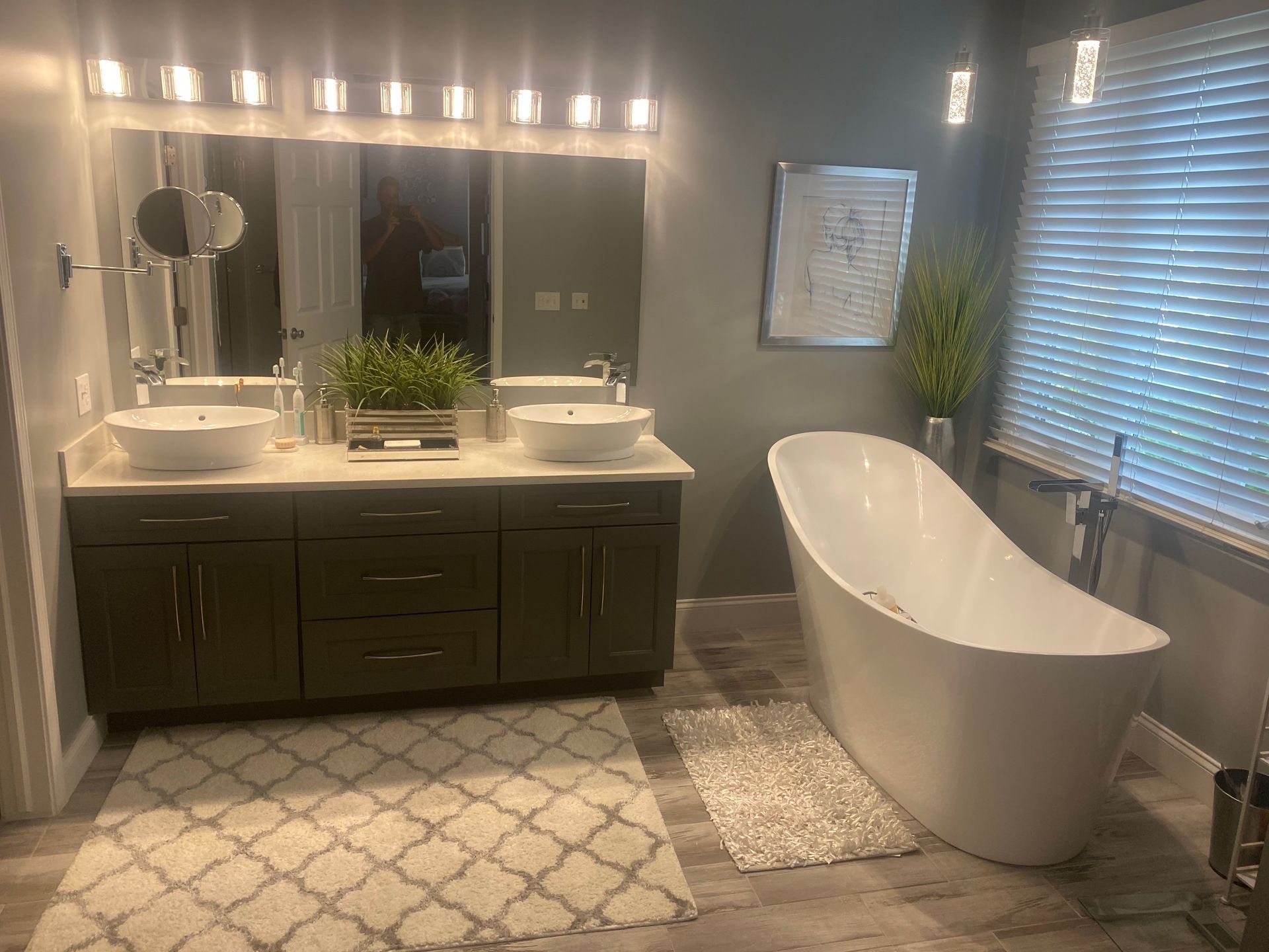 A bathroom with two sinks and a bathtub.