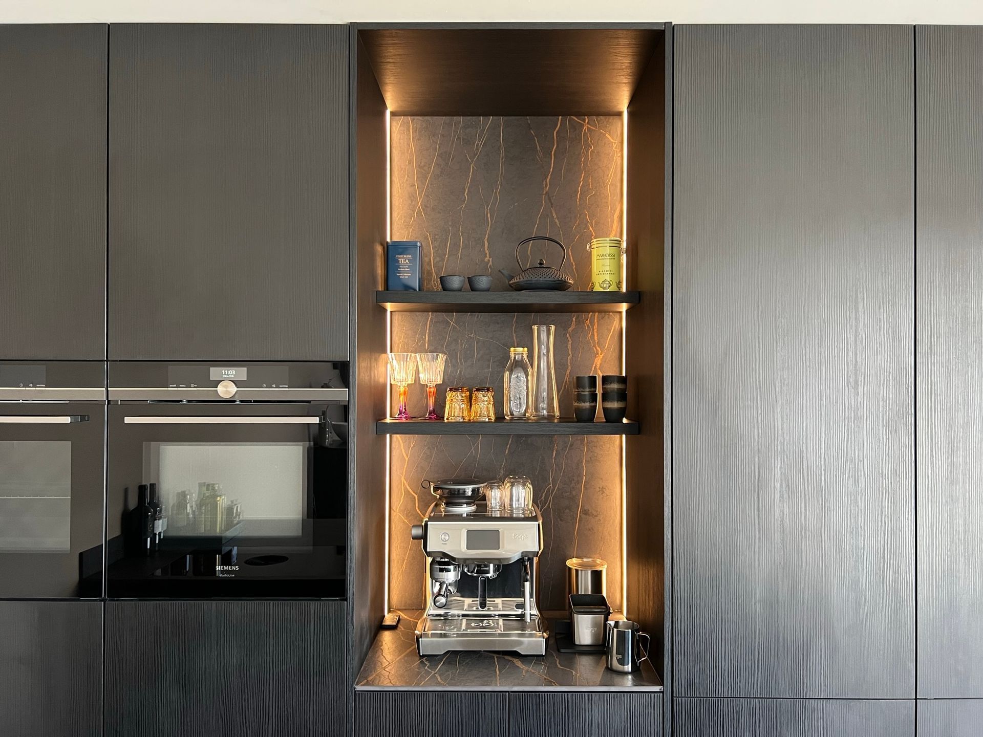 Maatwerk leder / hout keuken in venray gerealiseerd door Spronck Designs