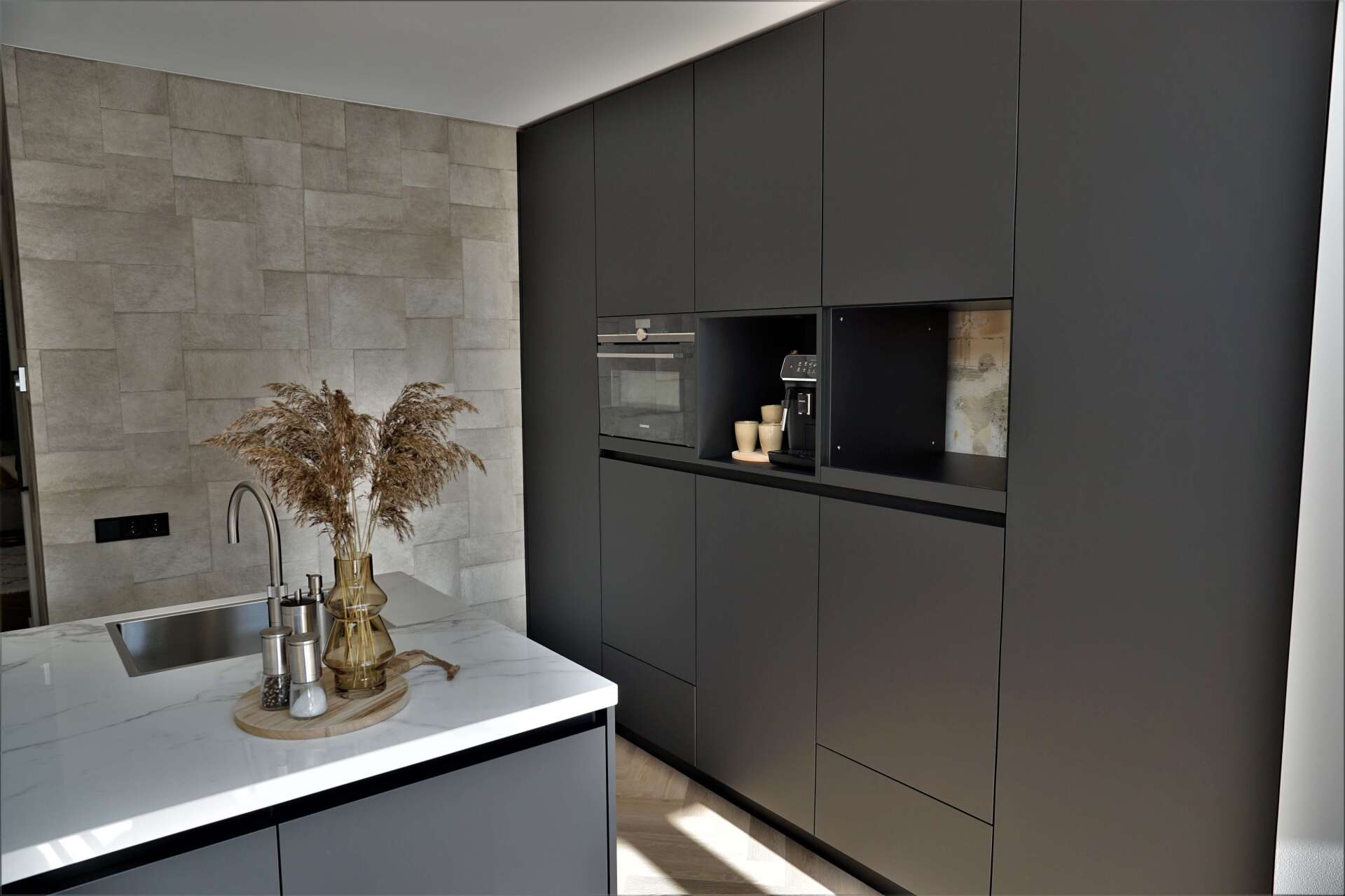 Matzwarte maatwerk keuken - familie Houwen Venray - geadviseerd, ontworpen en gerealiseerd door Spronck Designs