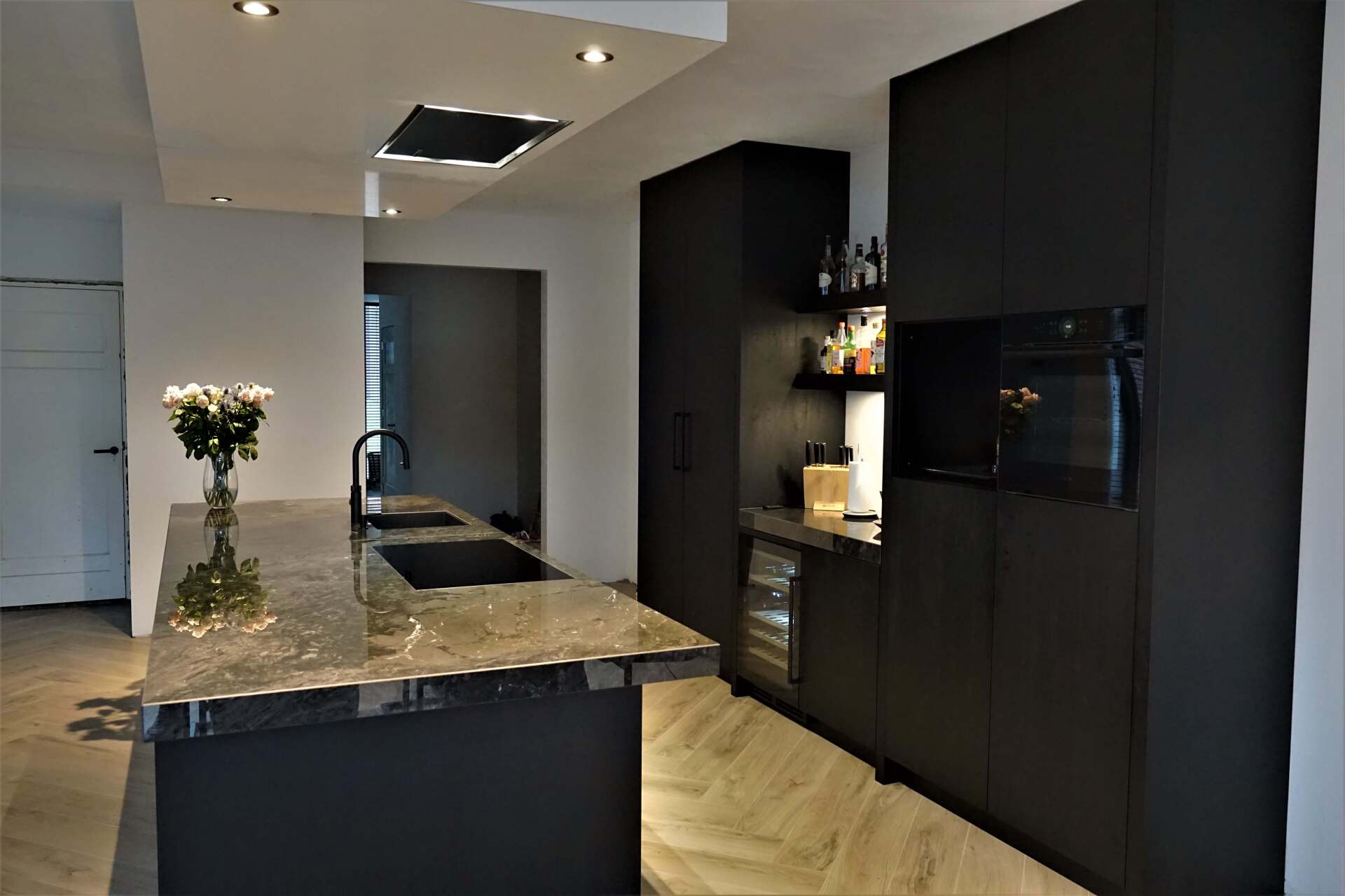 Luxe matzwarte maatwerk keuken - familie Loeffen Venrayworpen en gerealiseerd door Spronck Designs