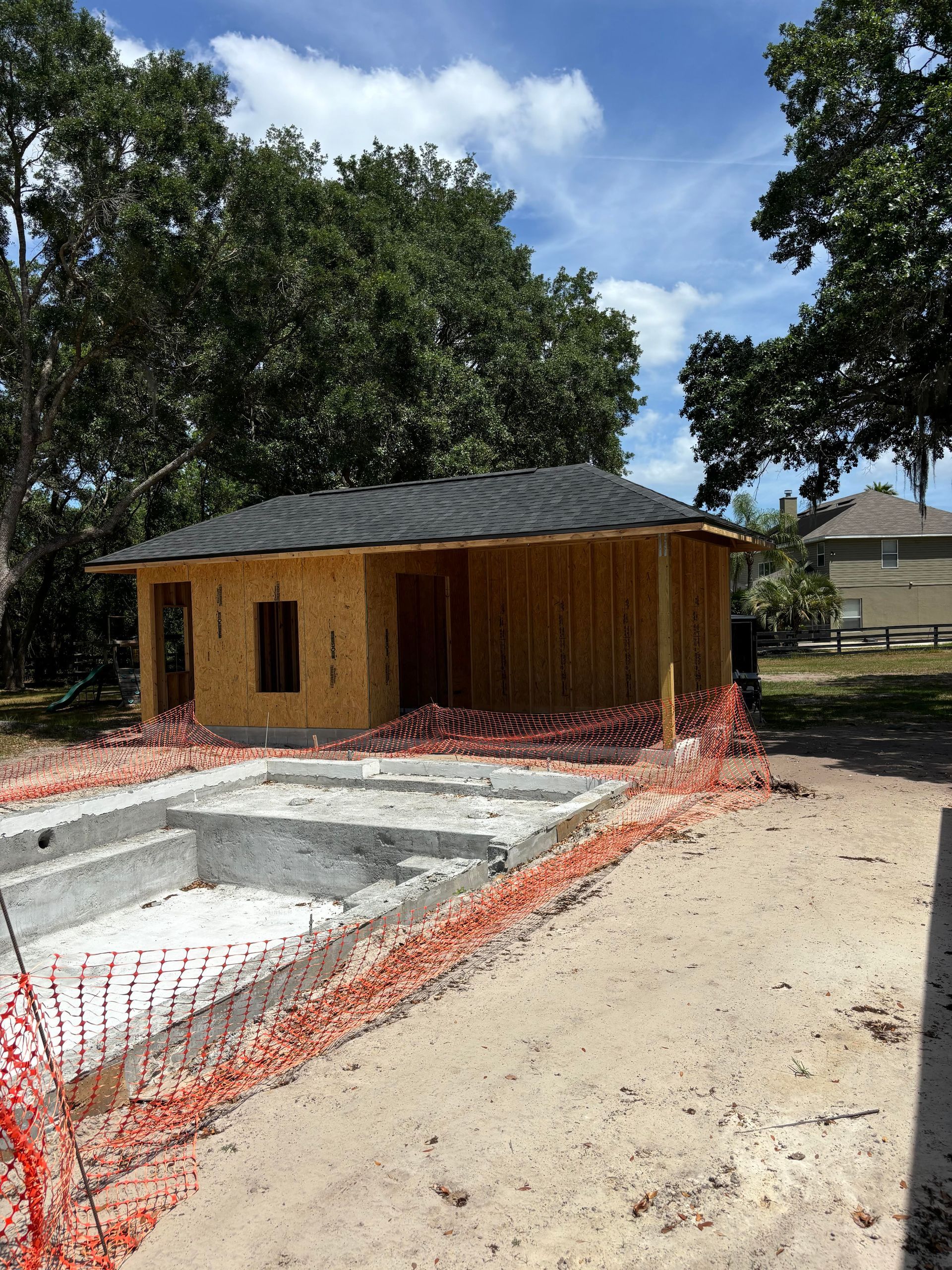 A bathroom with a tub , toilet , sink and mirror.