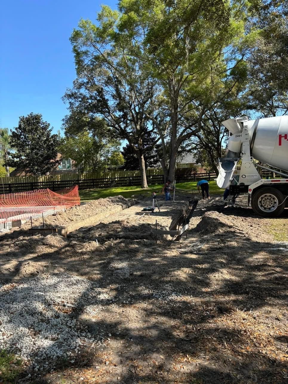 A bathroom with a tub , toilet , sink and mirror.